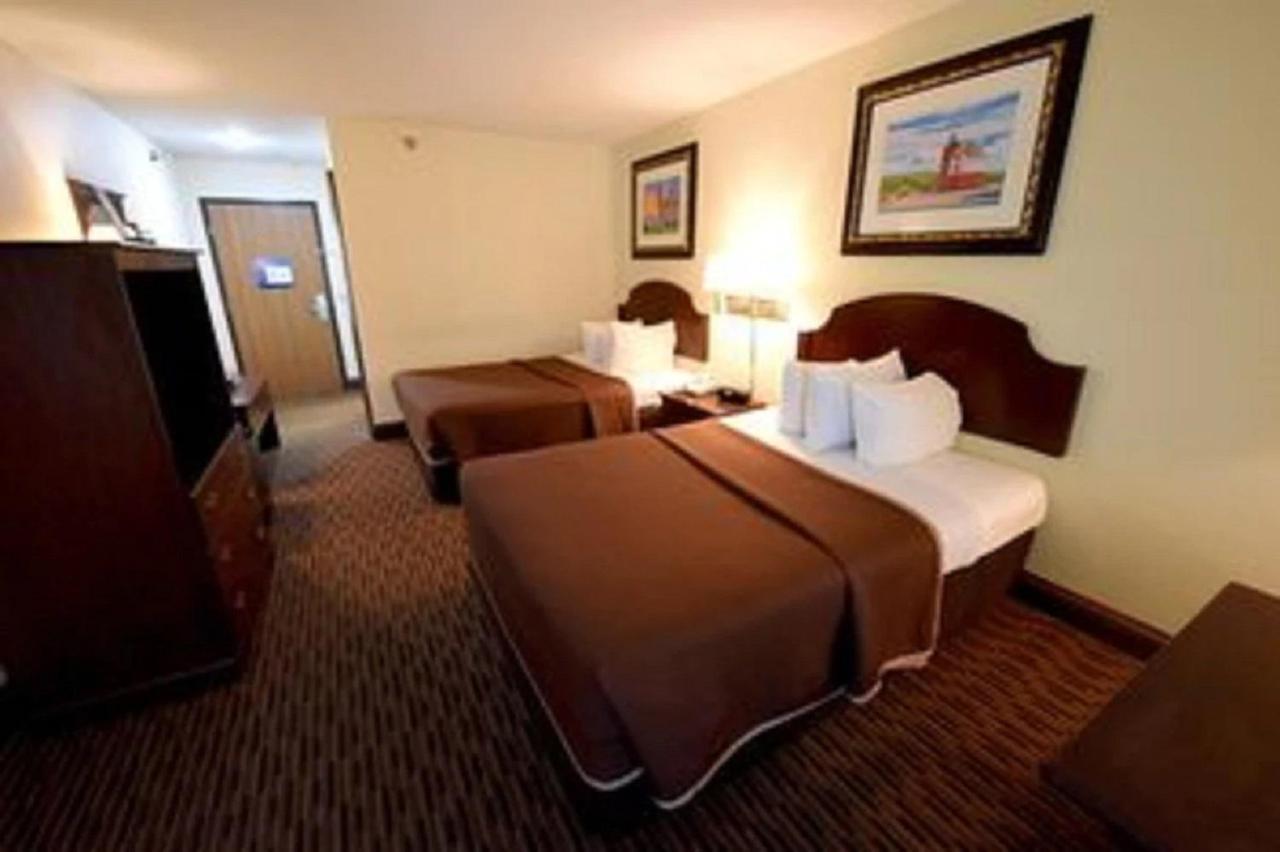 Grand Mackinaw Beachfront And Waterpark Маккино Сити Экстерьер фото